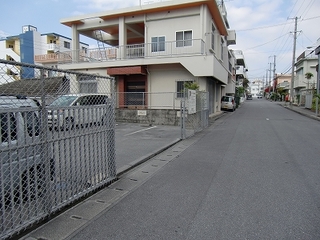 zazouザズーの駐車場入り口