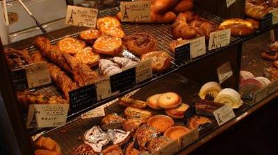 有名なパリのパン屋さん「ボンジュール」のパンコーナー1