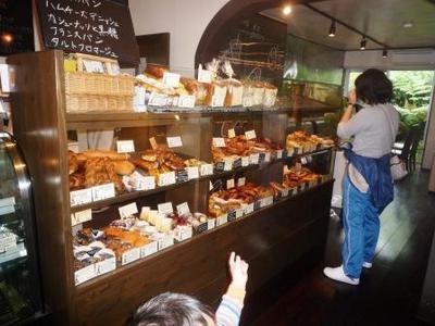 パリのパン屋さんボンジュールのパンコーナー