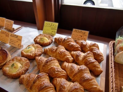 まつどベーカリーのデニッシュ生地ツナまよ(160円)とクロワッサン(130円)