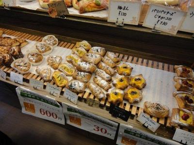 焼き立てパン工房「パンファクトリー さんと・のれ」の店内のパン
